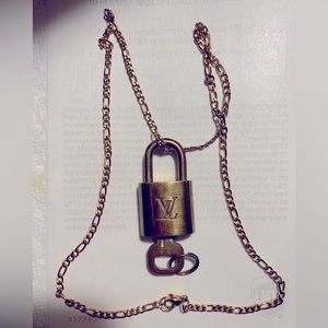 - LV LOCK/KEY W Figaro chain #344